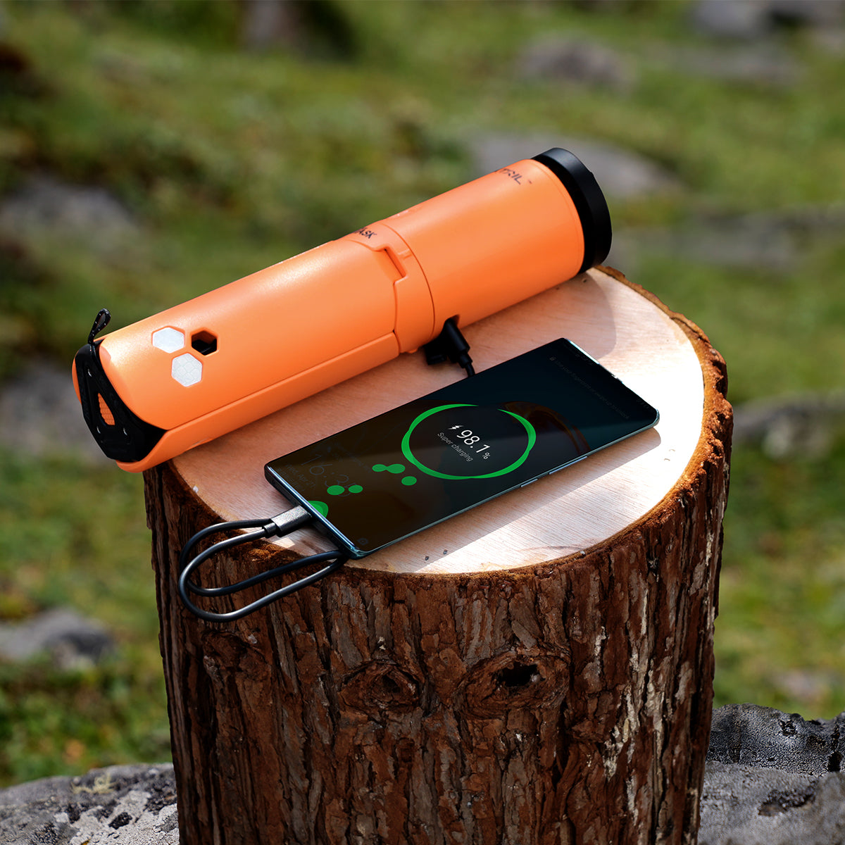 FLEXTAIL EVO LANTERN używany jako power bank do ładowania telefonu